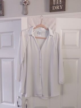 cabi Ivory V-Neck Button Front Top Size Medium